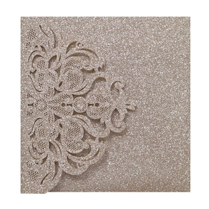 Details einer champagnergoldenen Glitzer-Hochzeitseinladung mit filigranem Laserschnitt