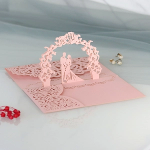 Invito di nozze 3D intagliato al laser con arco floreale rosa e motivi in pizzo eleganti