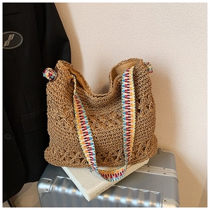 Détail du tissage géométrique ajouré du sac cabas en paille kaki avec anse arc-en-ciel