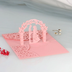 Invito di nozze 3D intagliato al laser con silhouette di coppia e motivi floreali a rose