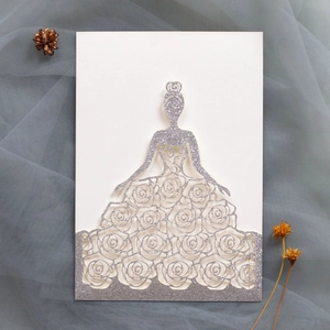 Détail d'invitation de mariage découpée au laser avec silhouette de mariée argentée
