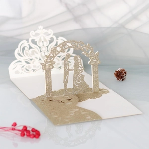 Detail einer 3D Laser-Hochzeitskarte mit champagner-goldenem Glitzer und Brautpaar-Silhouette