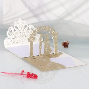 Detail einer 3D Laser-Hochzeitseinladung mit glitzerndem Brautpaar unter einem Blumenbogen