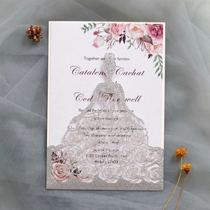 Détail de l'invitation de mariage pailletée argentée avec motif de robe de mariée découpé