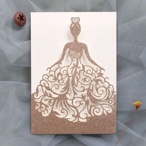 Détail d'invitation rose doré à paillettes avec silhouette de mariée découpée au laser