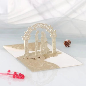 Detailansicht der 3D-Hochzeitseinladung mit Laserschnitt und goldenem Glitzereffekt