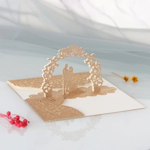 Carte de mariage 3D découpée au laser avec paillettes dorées et arche florale