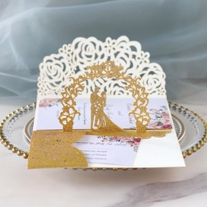 Exquise invitation de mariage 3D découpée au laser avec paillettes dorées et roses ajourées