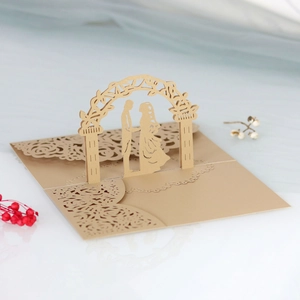 Invito di nozze pop-up in oro champagne con intaglio laser e scena di coppia romantica