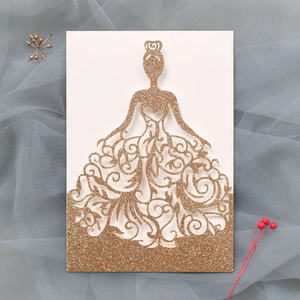 Détail d'invitation de mariage en paillettes dorées avec design de robe ajourée laser