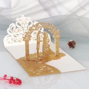 Detail einer 3D-Hochzeitseinladung mit lasergeschnittenem Brautpaar unter goldenem Bogen