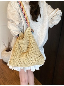 Sac fourre-tout bohème en paille ajourée avec bandoulière tissée géométrique pour la plage