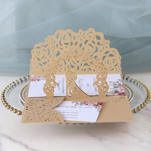 Dettaglio dell'invito di nozze tagliato al laser con motivo di rose e coppia pop-up 3D
