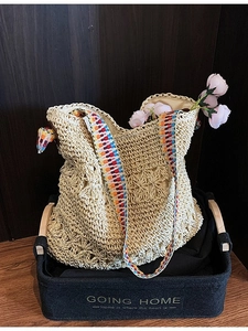 Sac fourre-tout en crochet ethnique avec motifs fleurs ajourés et bandoulière arc-en-ciel