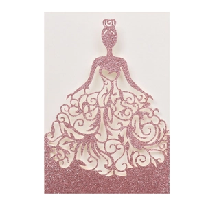 Carte d'invitation mariage rose pailletée découpée au laser avec silhouette élégante