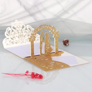 Detaillierte lasergeschnittene 3D Hochzeitskarte mit Brautpaar-Silhouette in Goldglitzer