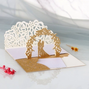 Détails de rose découpés au laser sur invitation de mariage 3D avec finition pailletée