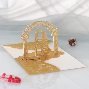 Detailansicht der 3D-Hochzeitskarte aus goldenem Glitzer mit lasergeschnittenem Motiv