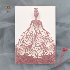 Détail de l'invitation de mariage découpée au laser avec paillettes roses en forme de robe
