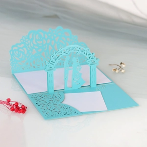 Dettaglio dell'invito di nozze 3D azzurro tagliato al laser con motivi di rose
