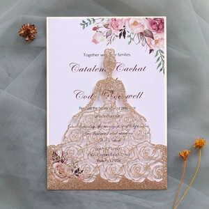 Détail d'invitation de mariage découpée au laser en or rose avec motif floral