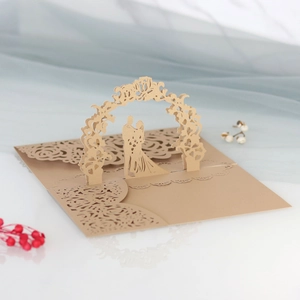 Invito matrimonio 3D laser con sagoma di coppia romantica sotto un arco di fiori