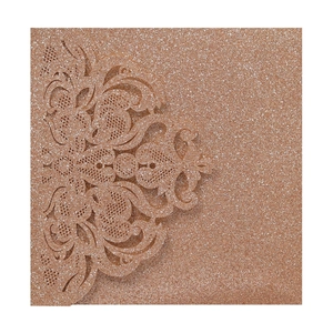 Detail der lasergeschnittenen Spitze auf roségoldener Glitzer-Hochzeitseinladung