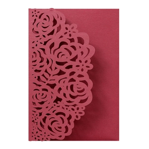 Dettaglio dell'invito di nozze bordeaux con intaglio laser a forma di rosa elegante
