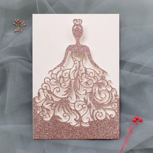Vue macro d'invitation de mariage rose gold pailletée avec silhouette découpée au laser