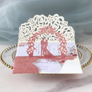 Invitation de mariage 3D avec rose découpée au laser en paillettes roses et silhouette