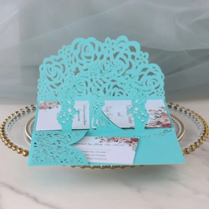 Invito di nozze blu Tiffany tagliato al laser con inserto floreale rosa su vassoio di vetro