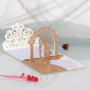 Nahaufnahme der 3D-Laser-Hochzeitseinladung mit Brautpaar unter einem romantischen Bogen