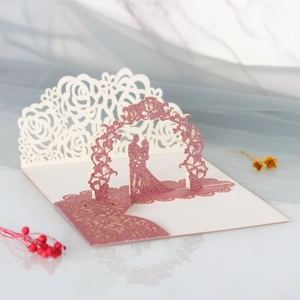 Détail macro d'une invitation de mariage 3D avec roses pailletées roses et découpes laser