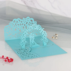 Dettaglio ravvicinato della carta nuziale 3D con pizzo e silhouette di sposi al laser