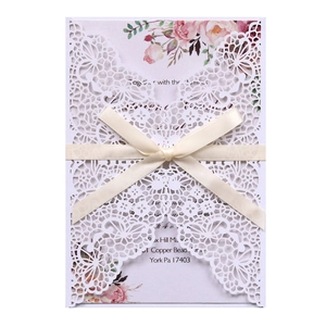 Élégante invitation de mariage découpée au laser avec carte florale et ruban satin