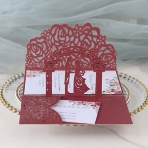 Partecipazione matrimonio bordeaux intagliata al laser con sposi e fiori pop-up in 3D