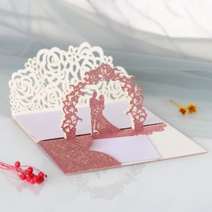 Détail d'invitation de mariage 3D avec couple à paillettes roses et motif rose découpé