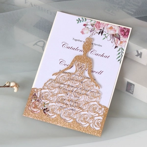 Détail de l'invitation de mariage en paillettes or rose découpée au laser avec fleurs