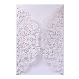 Vue détaillée des motifs floraux en dentelle découpée au laser sur l'invitation blanche