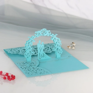 Dettaglio dell'invito di nozze 3D blu chiaro tagliato al laser con arco a cuore