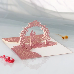 Invitation de mariage 3D découpée au laser avec roses rose pailleté et silhouette de couple