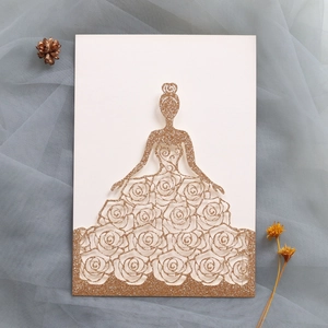 Détail de l'invitation de mariage pailletée or rose avec silhouette de mariée découpée