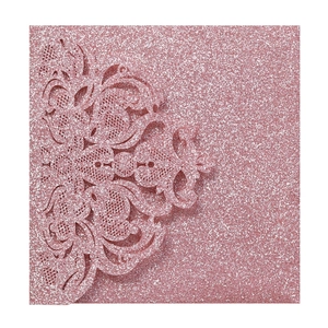 Detailliertes lasergeschnittenes Spitzendesign auf rosa Glitzerpapier für Hochzeitseinladungen