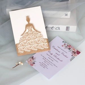 Vue détaillée du faire-part de mariage doré rose avec découpe laser en robe de mariée