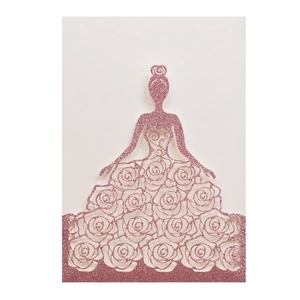 Détail d'invitation de mariage rose pailleté avec silhouette de robe découpée au laser
