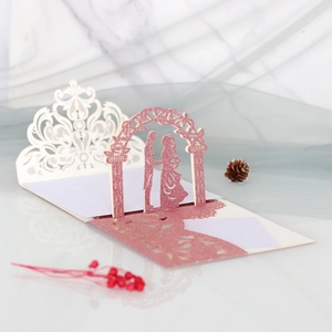 3D-Pop-up-Hochzeitseinladung mit lasergeschnittenem Brautpaar in rosa Glitzer-Optik