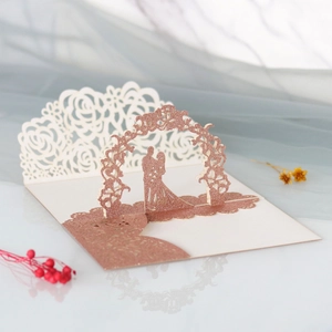 Détail d'une carte de mariage 3D avec arche à paillettes or rose découpée au laser