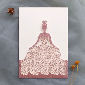 Détail du faire-part de mariage découpé au laser avec paillettes or rose et fleurs