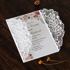 Invitation de mariage en dentelle découpée au laser avec motif floral sur bois vintage
