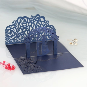 Biglietto di nozze 3D tagliato al laser con silhouette di coppia sotto un arco fiorito